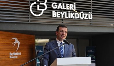 Ekrem İmamoğlu, “Galeri Beylikdüzü Görsel Sanatlar Yarışması” ödül törenine katıldı