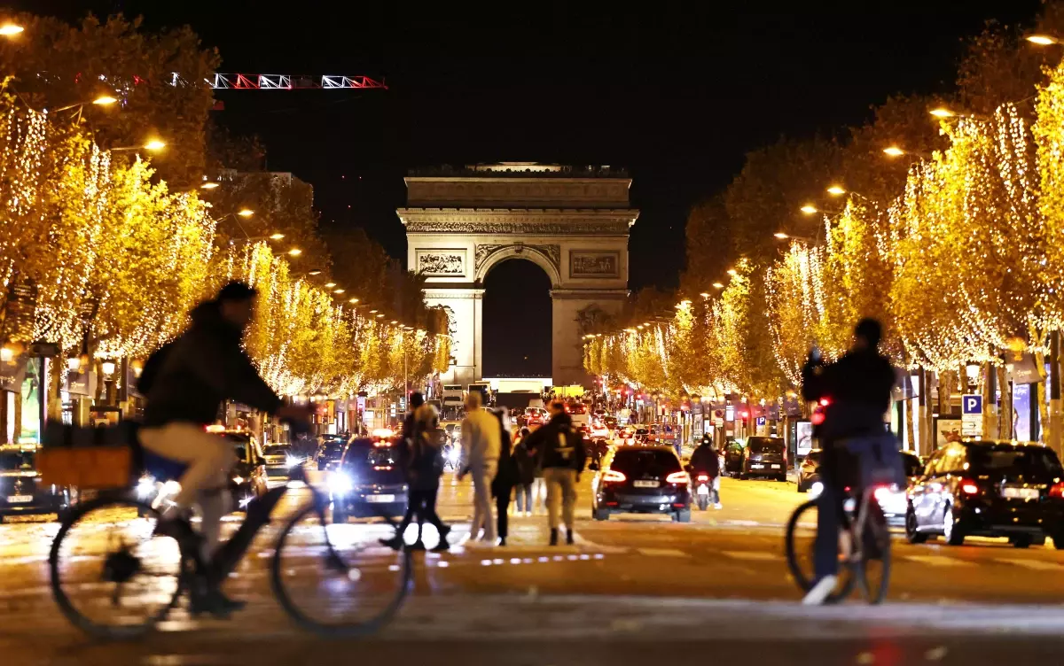 Paris’te Noel Işıklandırma Töreni Yapıldı