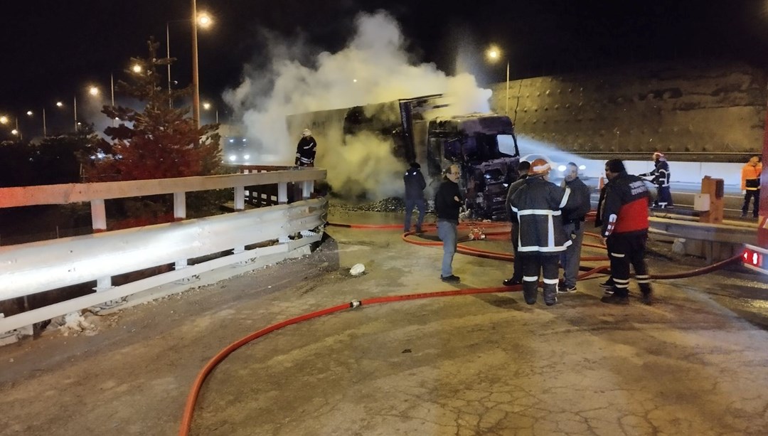 Bolu Dağı’nda mangal kömürü yüklü TIR alev aldı